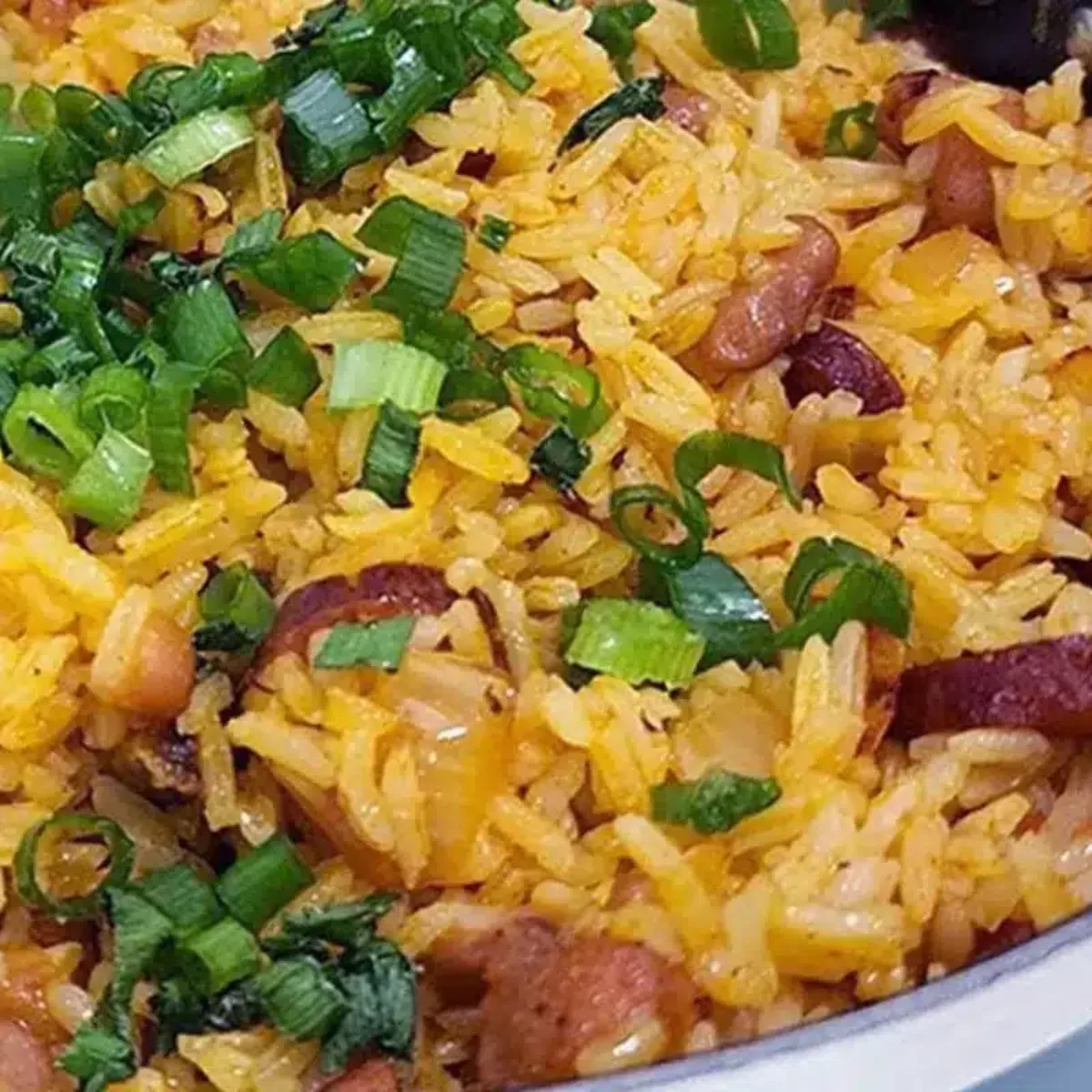 Arroz soltinho com bacon e linguiça feito na frigide