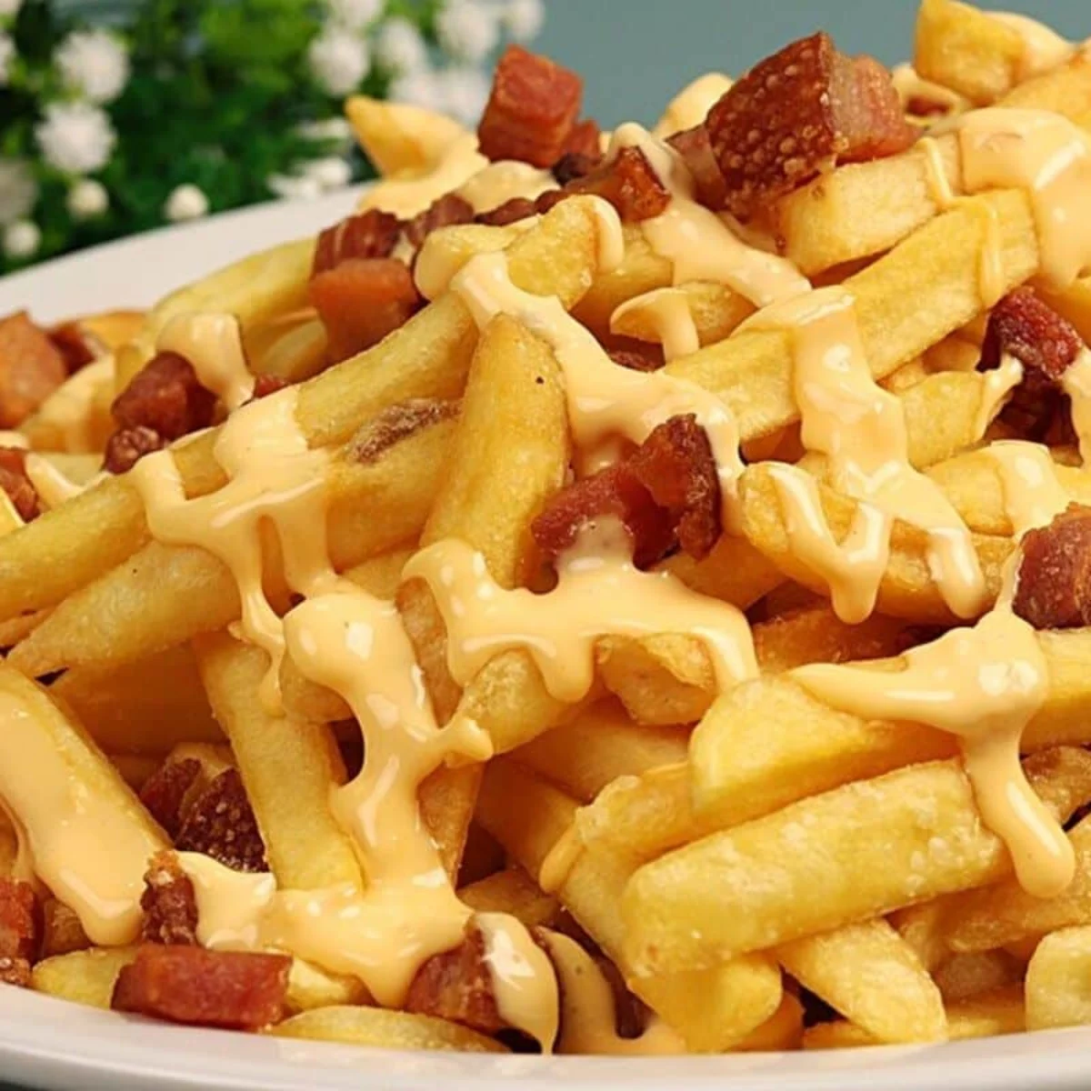 Batata frita com molho cheddar cremoso e bacon bem p