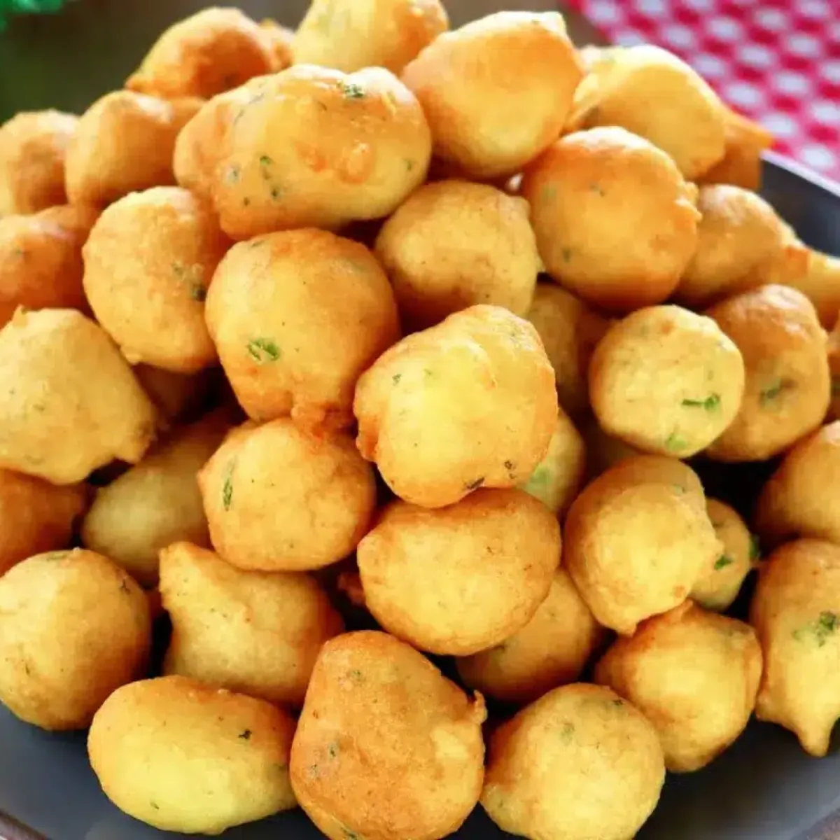 Bolinho de chuva salgado bem sequinho e muito saboroso