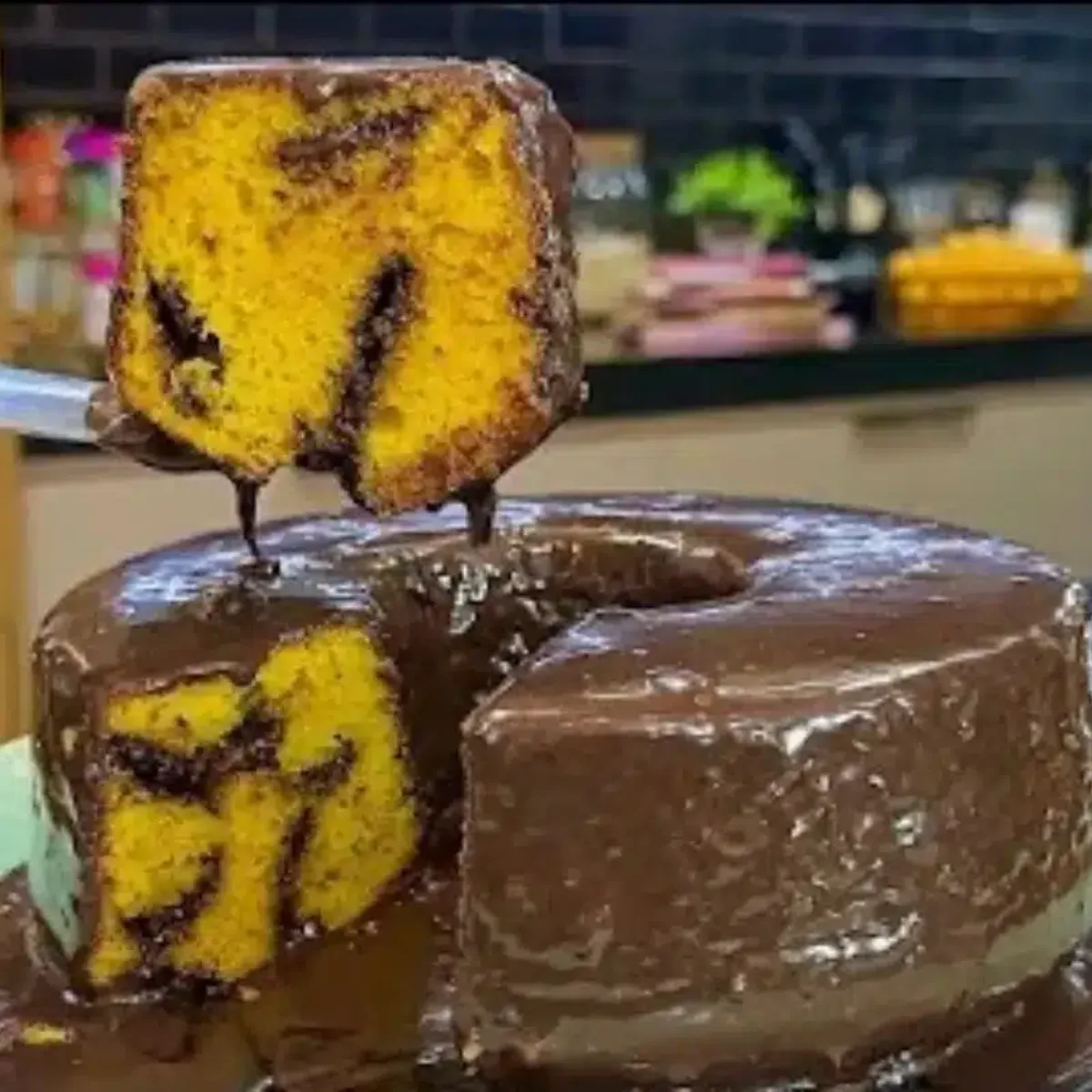 Bolo de cenoura com chocolate super fofinho e cobertura generosa