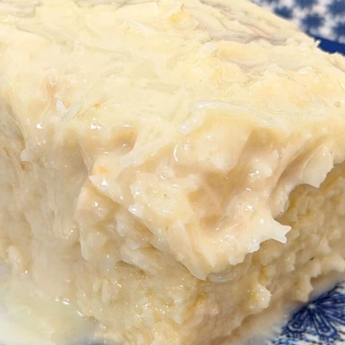 Bolo gelado de coco bem cremoso e muito molhadinho
