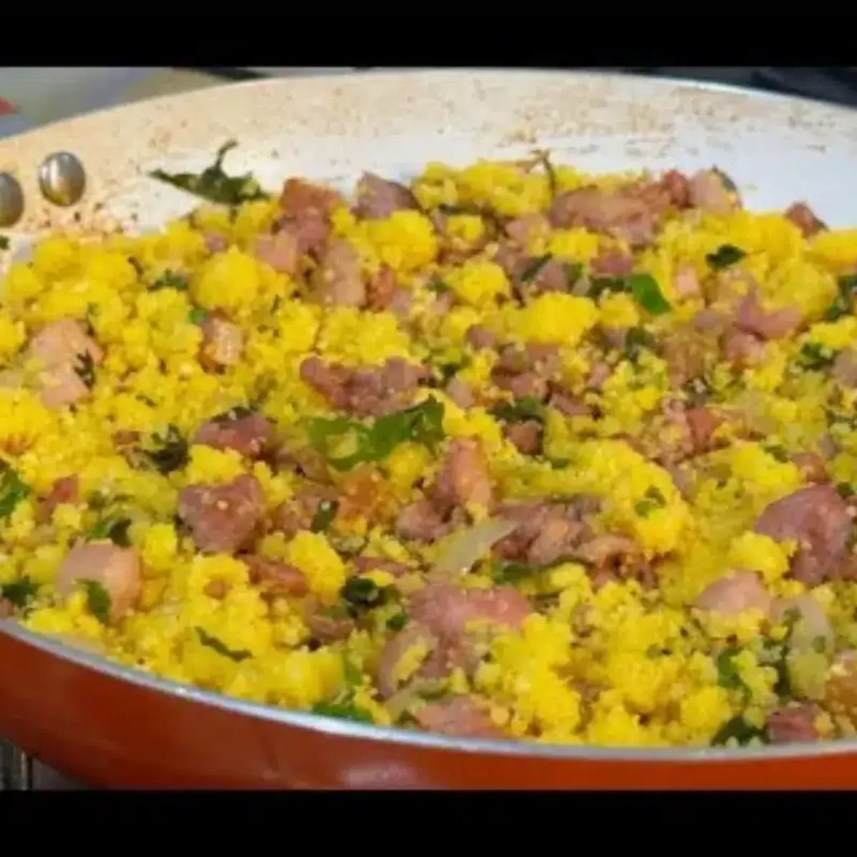 Cuscuz temperado com linguiça toscana e bacon