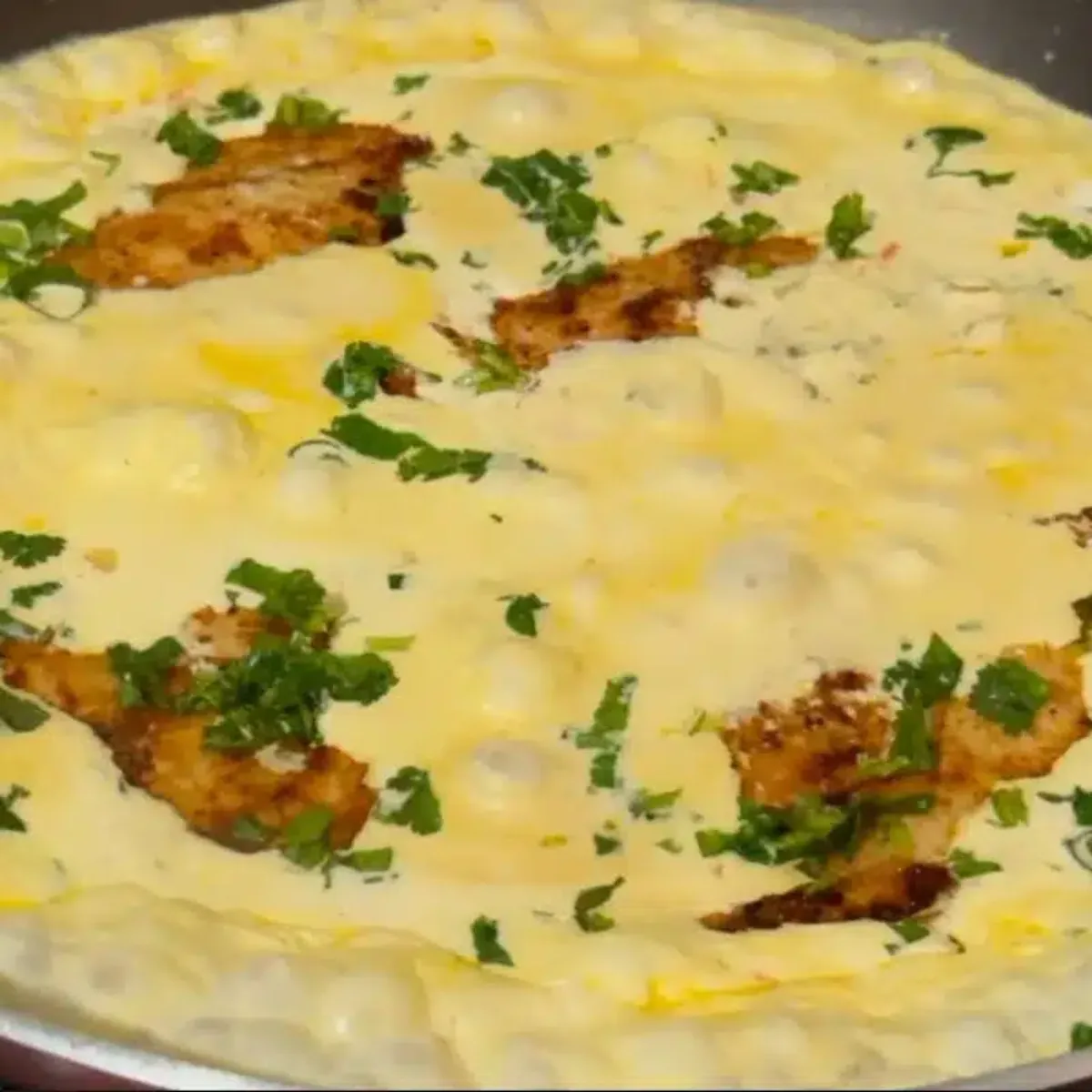 Filé de frango ao molho de legumes com cenoura e abo