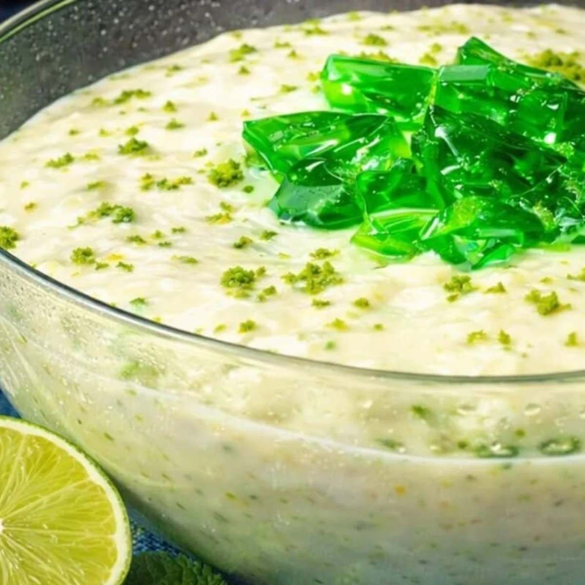 Gelado cremoso com gelatina feito com poucos ingredientes econômicos