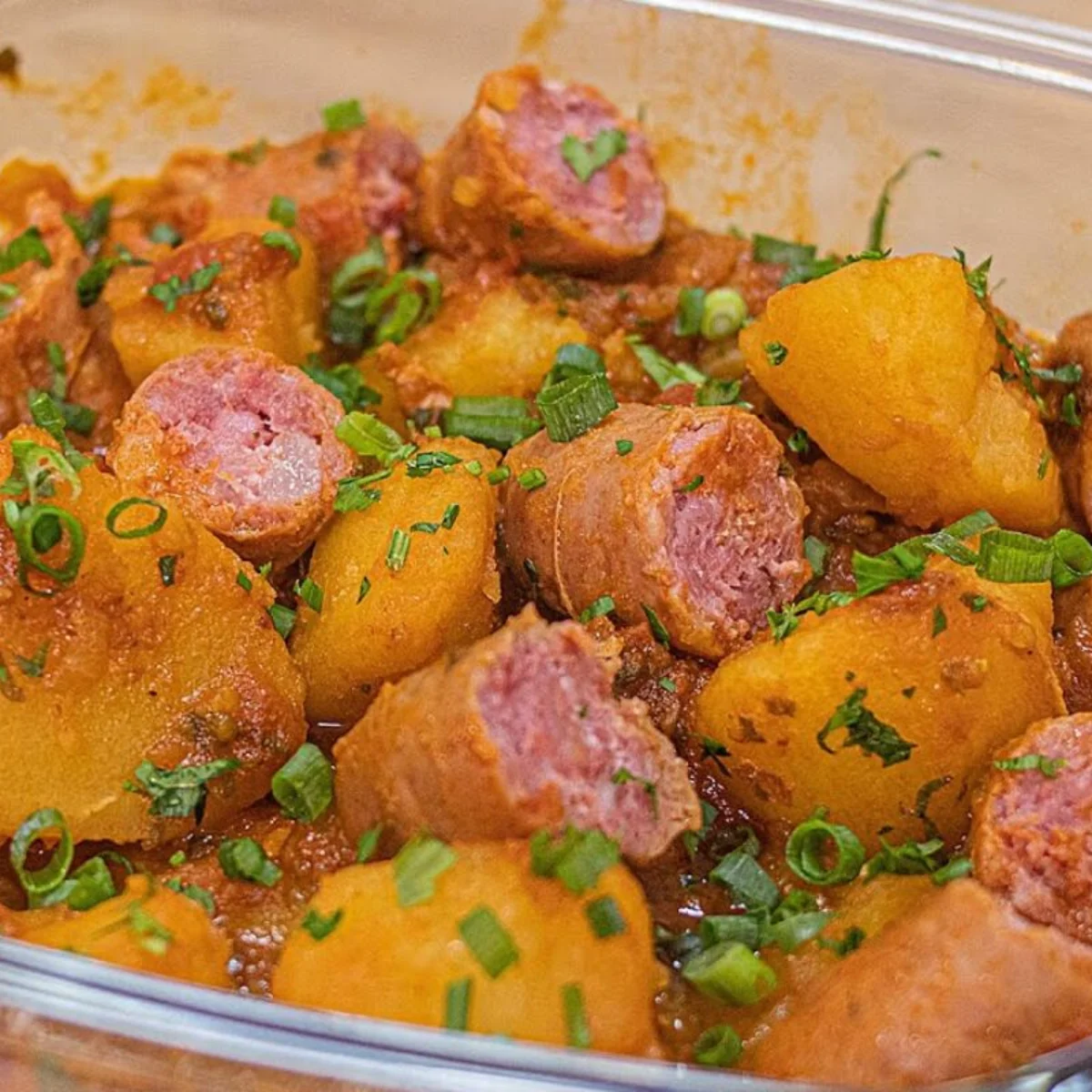 Linguiça com batata bem douradinha no forno