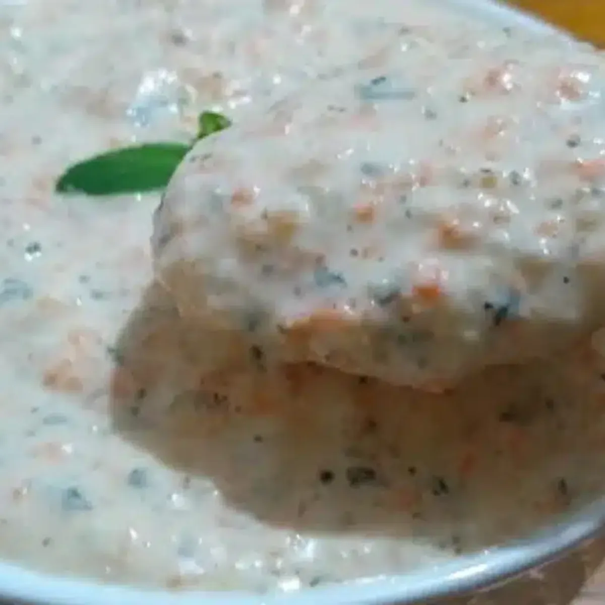 Molho tártaro caseiro bem temperado e cremoso