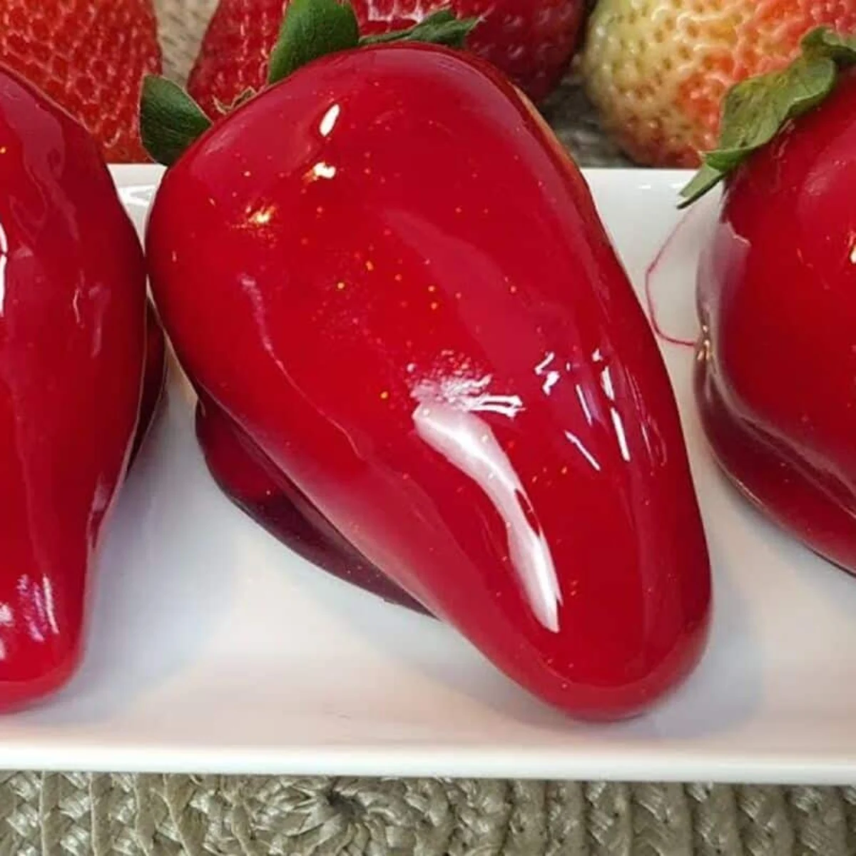 Morango do amor com calda vermelha crocante e brilha
