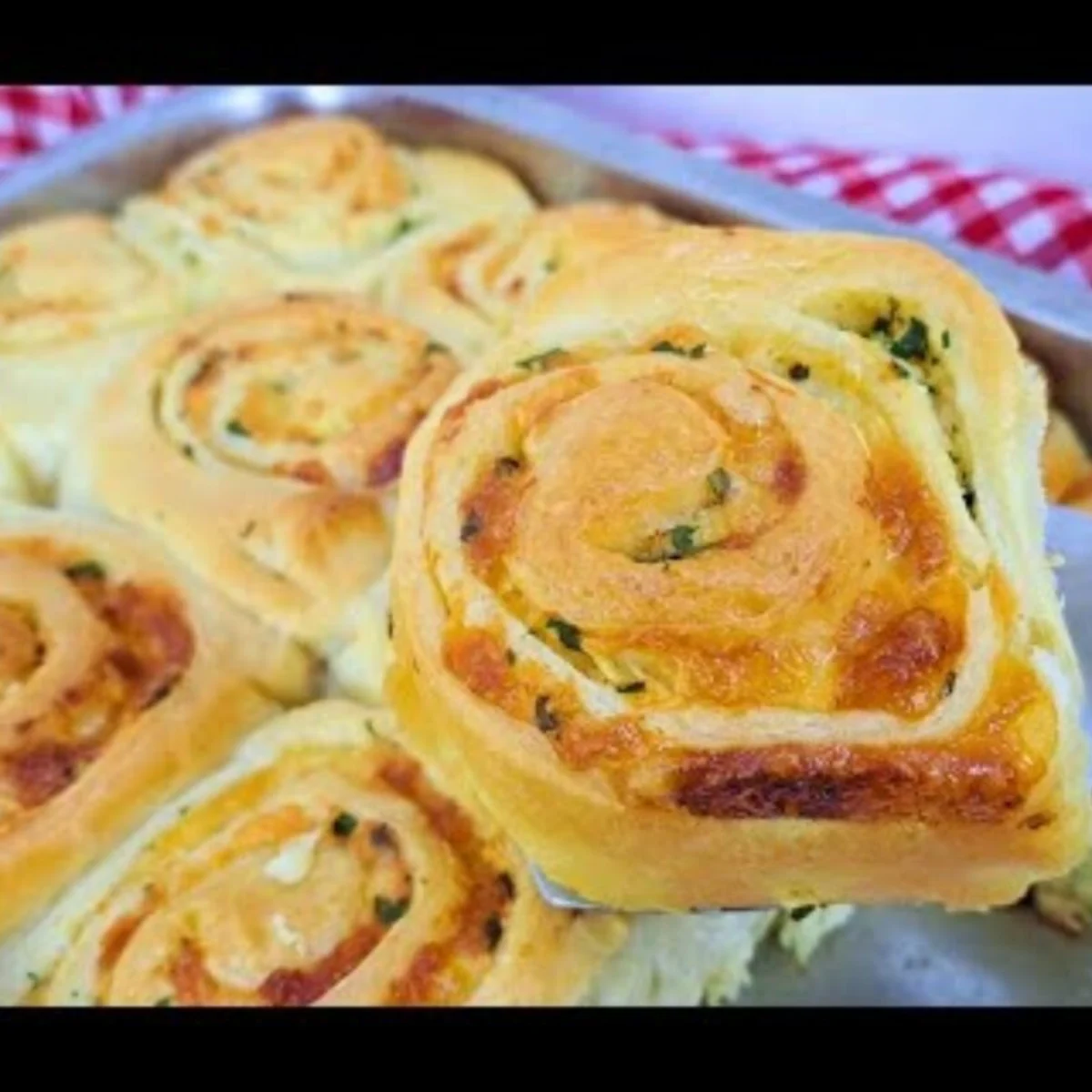 Pão de alho com queijo derretido e cremoso