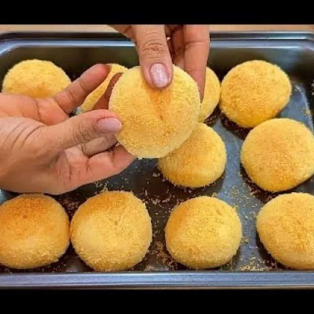 Pão de queijo com flocão de milho crocante e macio