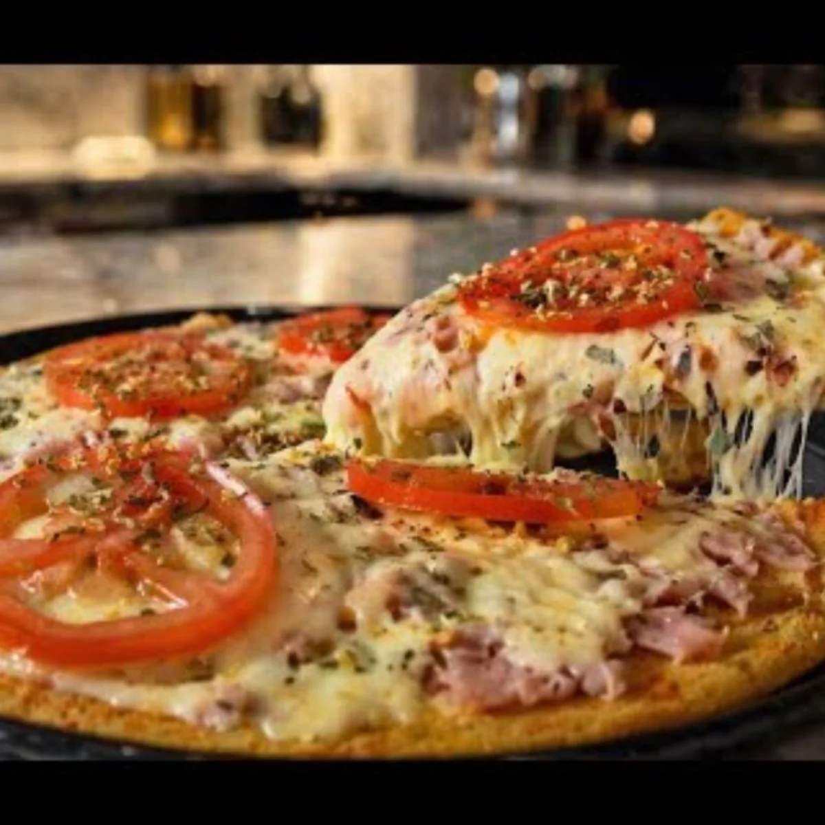 Pizza de frigideira sem trigo leve e saudável