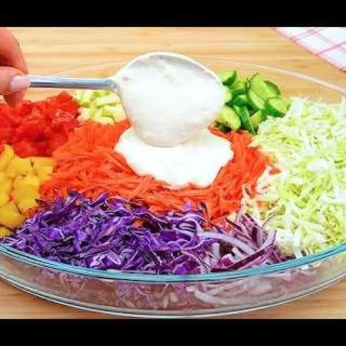 Salada de repolho detox refrescante com tempero deli