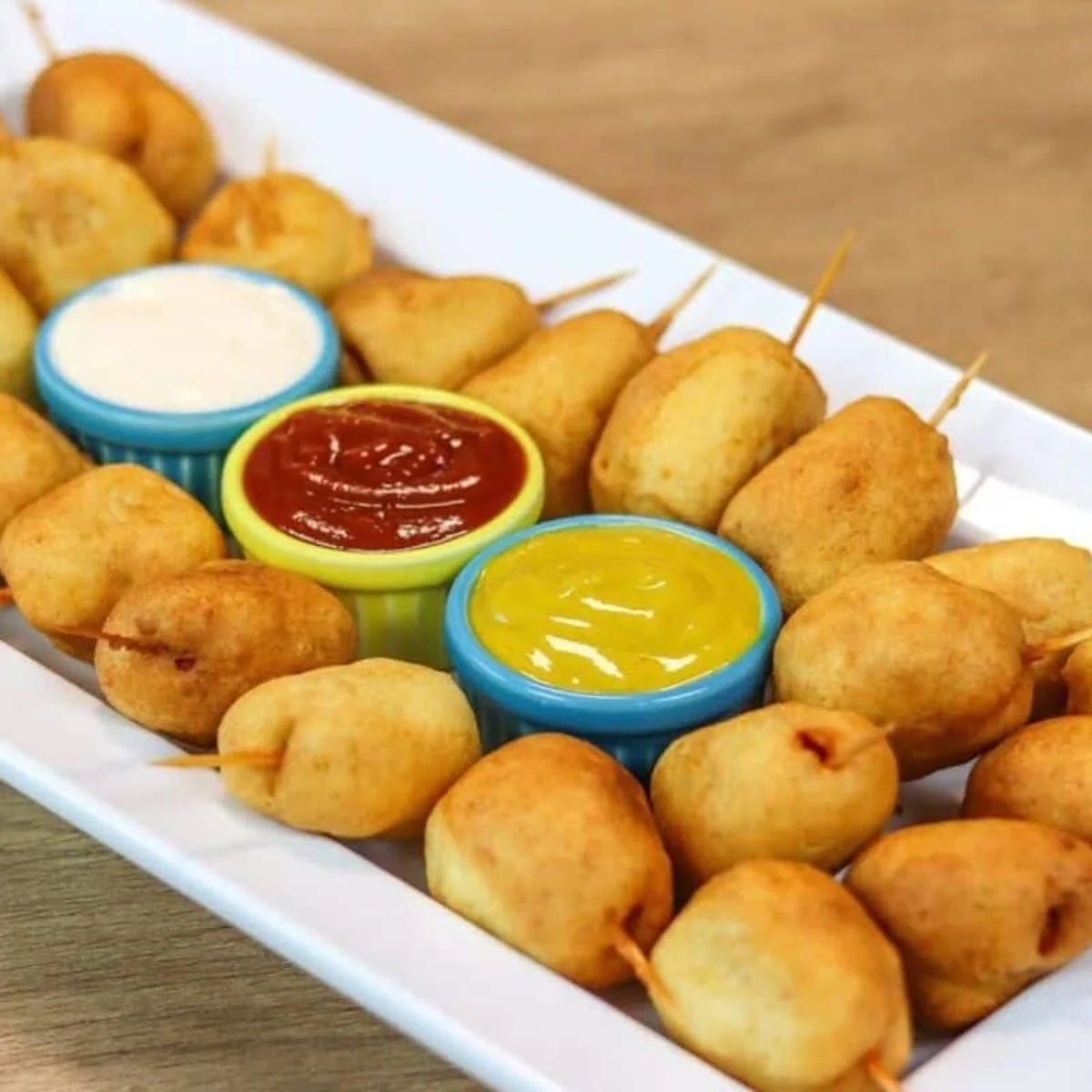 Salsicha empanada no palito com massa crocante e mac