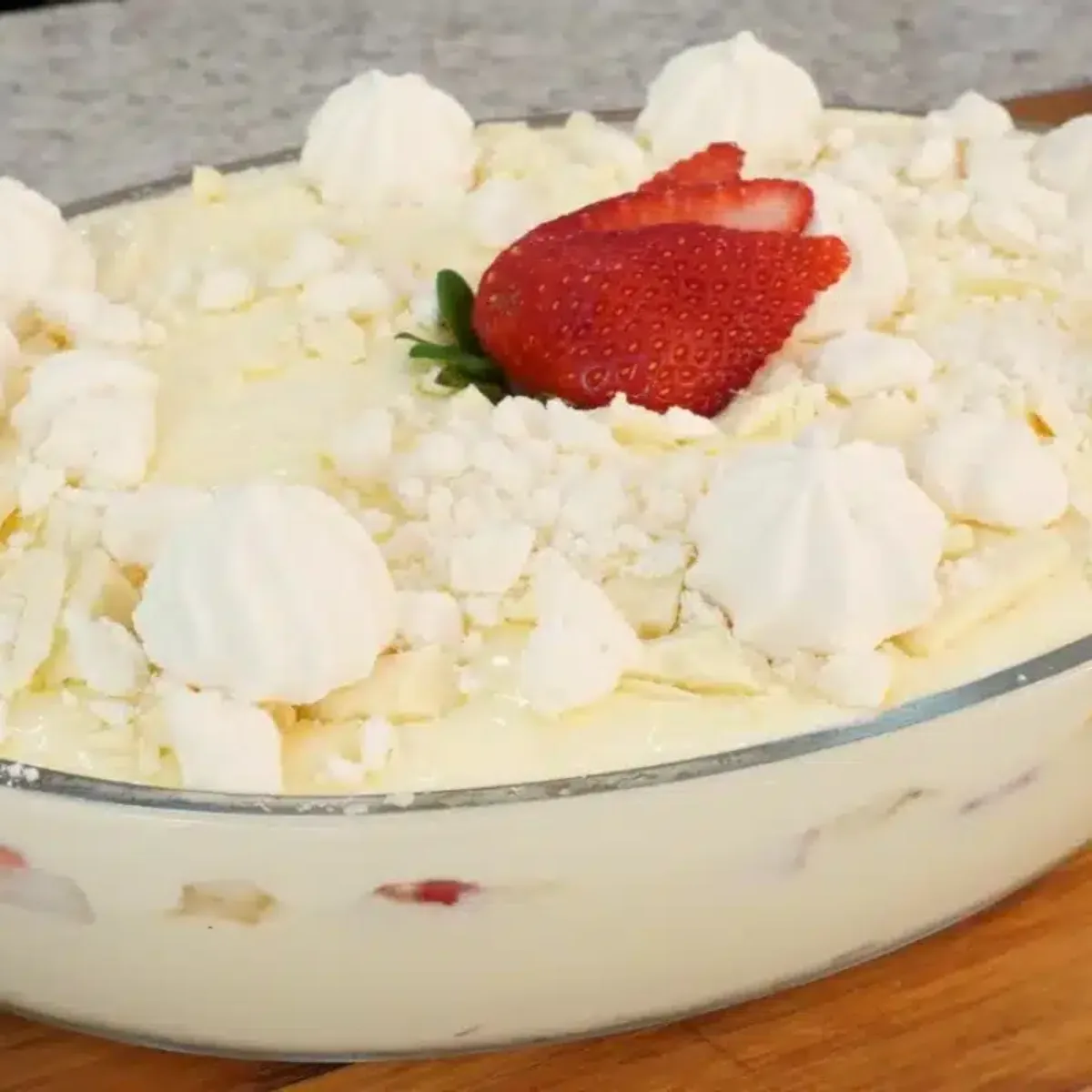 Sobremesa de morango cremosa e refrescante