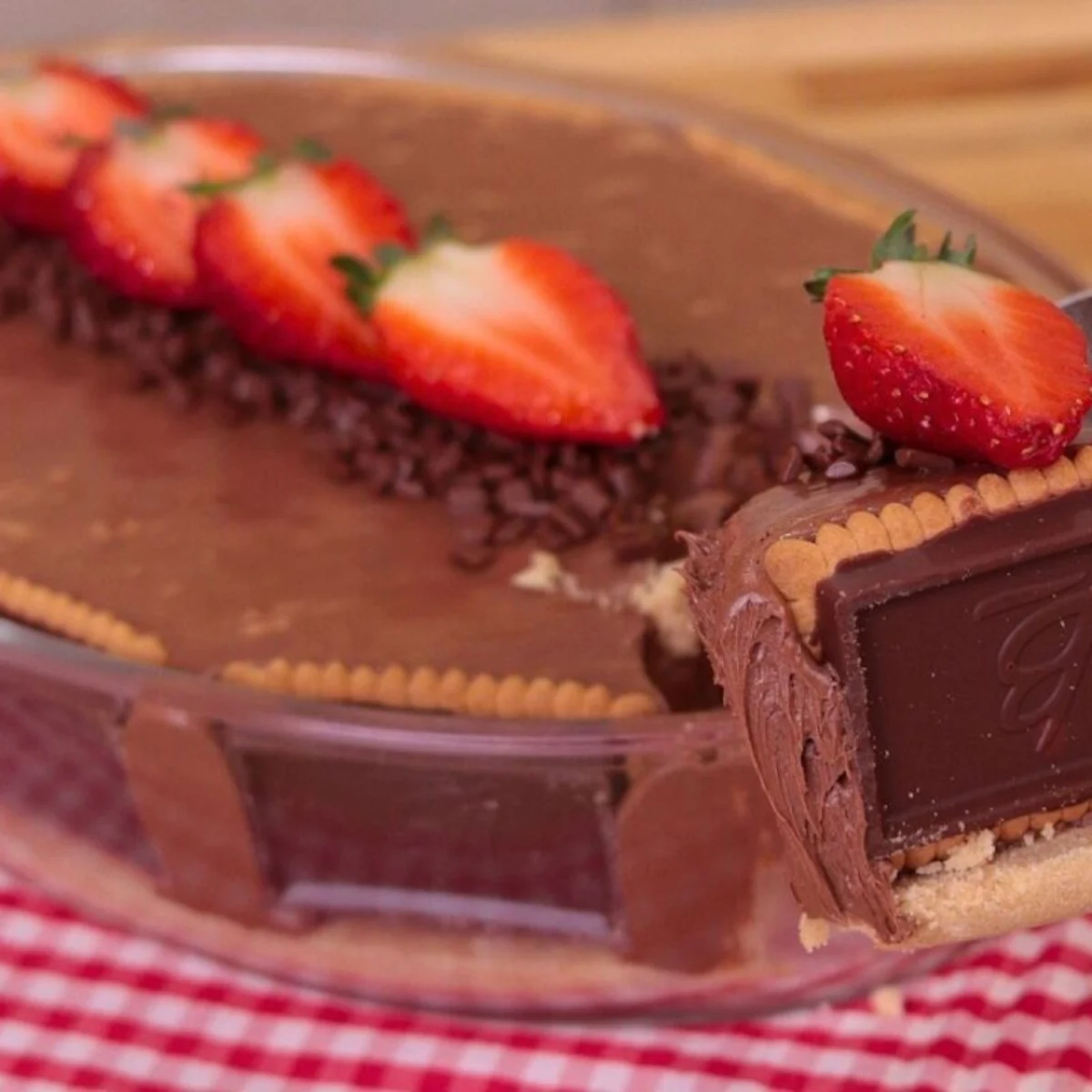 Torta de Nutella tipo mousse na travessa, muito cremosa e deliciosa