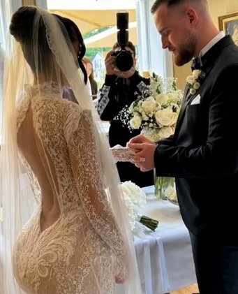 Foi um casamento lindo até ele descobrir que sua noiva era uma…