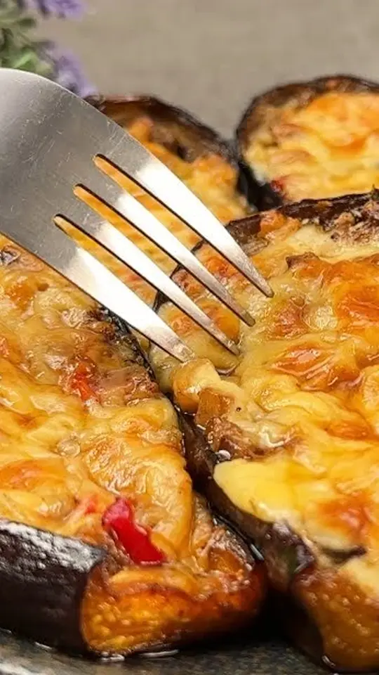 Berinjela Assada com Queijo e Tomate-Cereja