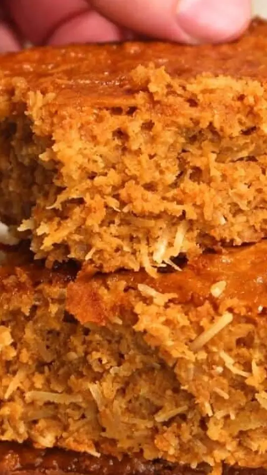 Bolo Quebra Queixo com Calda Incrível de Coco Caramelizado