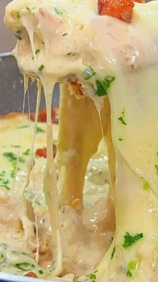 Frango com Creme de Bacon e Queijo Derretido