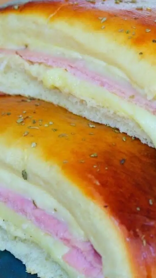 Joelho Assado Recheado com Queijo e Presunto