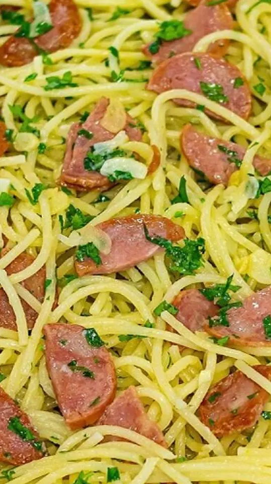 Macarrão ao Alho e Óleo Super Cremoso com Linguiça Calabresa