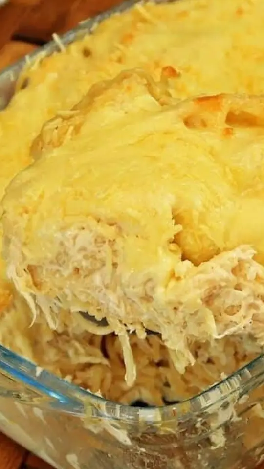 Macarrão com Frango ao Molho Branco Gratinado